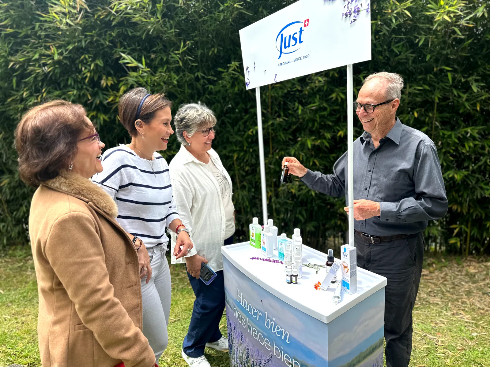 juan camilo sanin escobar atendiendo clientes en feria
