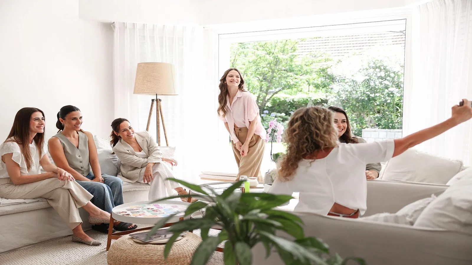 Grupo de mujeres en una sala durante un encuentro de Terapias Herbales