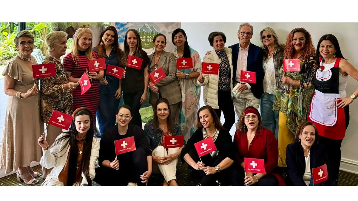 Líderes de la comunidad BIEL en Medellín con banderas de Suiza