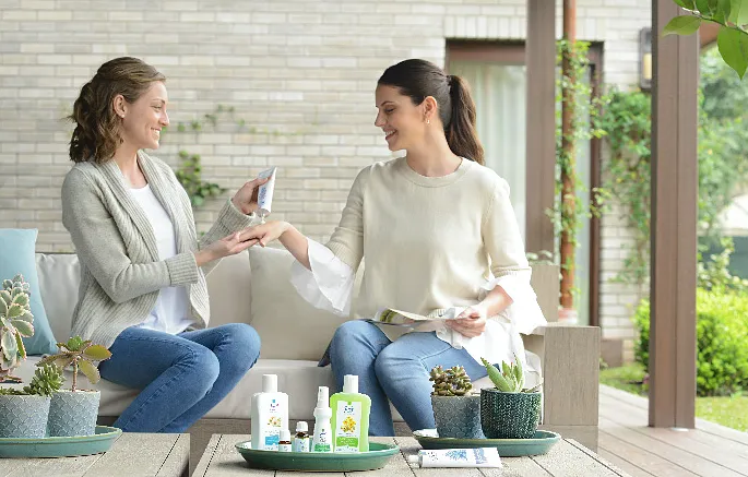Dos mujeres en una terraza compartiendo productos Swissjust