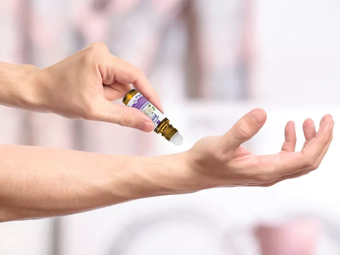 Aplicación de un aceite roll-on en la muñeca